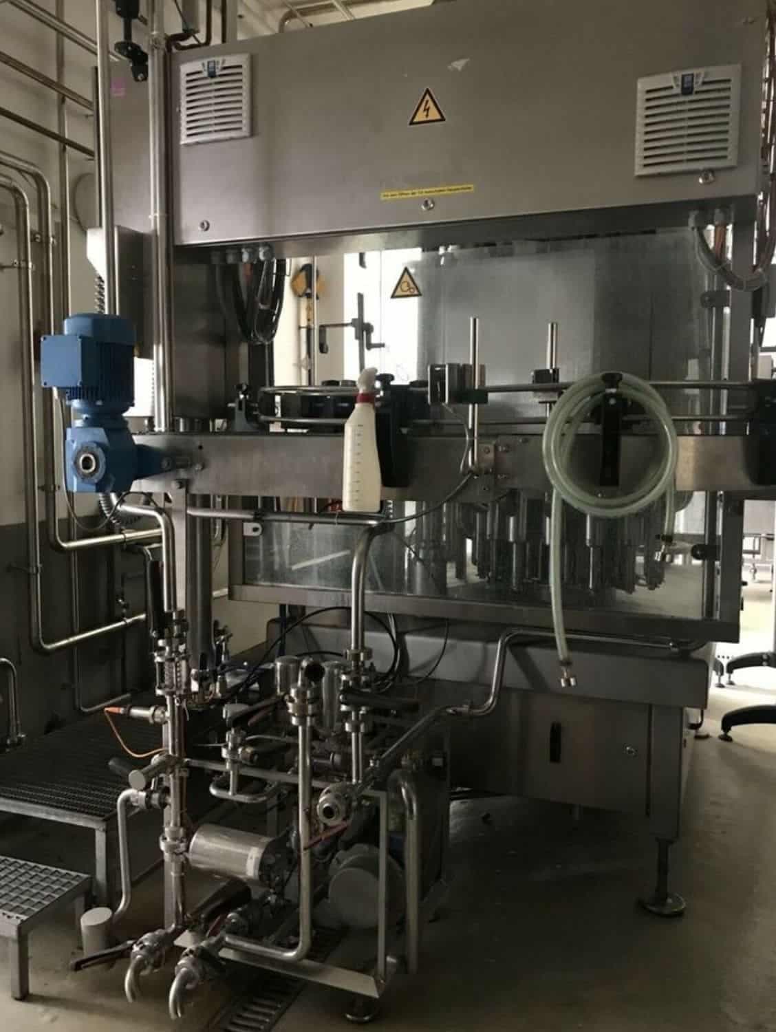 Vista lateral de Nagel, PAC, Juwatec, ICS Línea de llenado de vidrio retornable para cerveza, refrescos