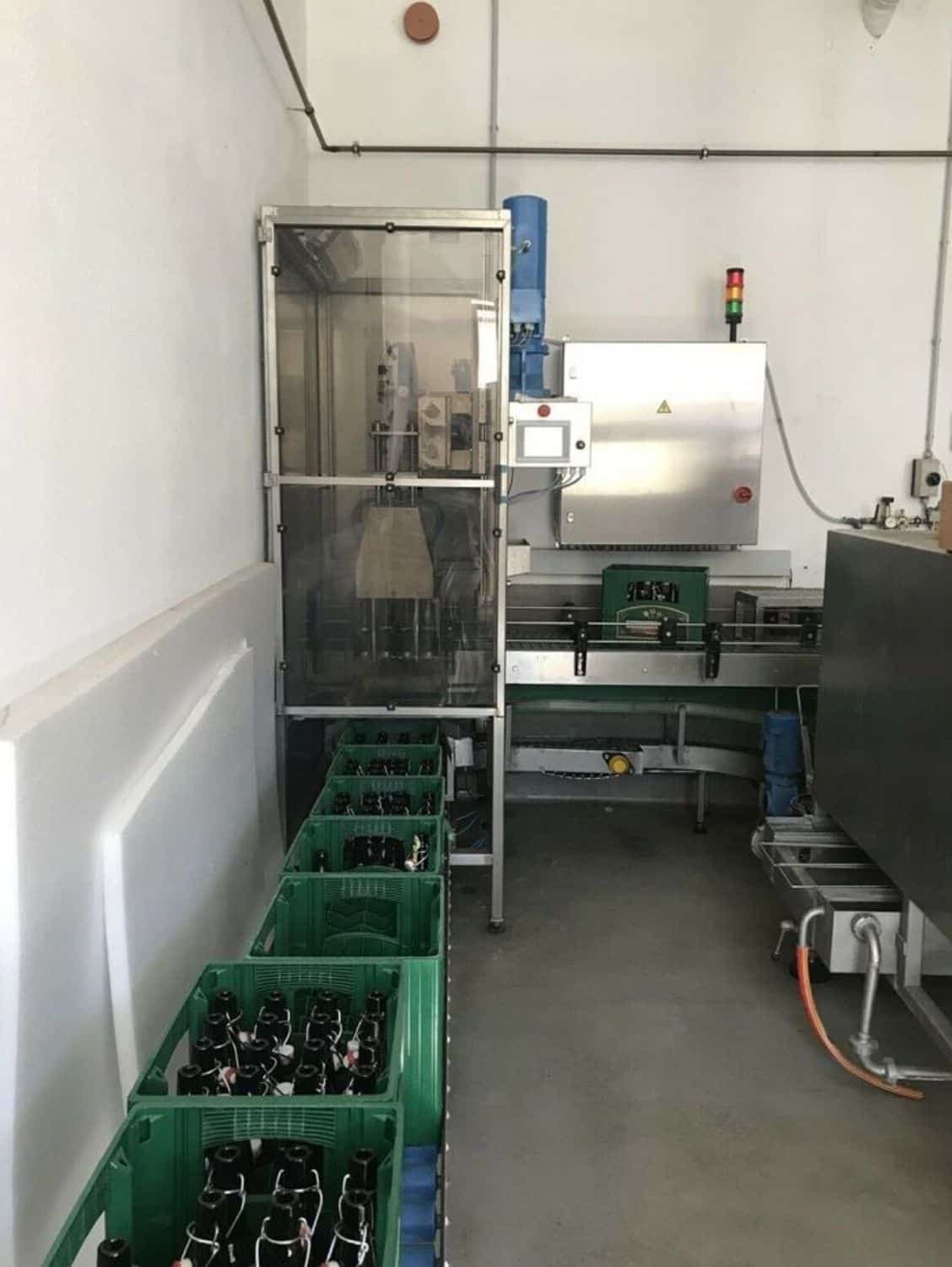 Vista lateral de Nagel, PAC, Juwatec, ICS Línea de llenado de vidrio retornable para cerveza, refrescos
