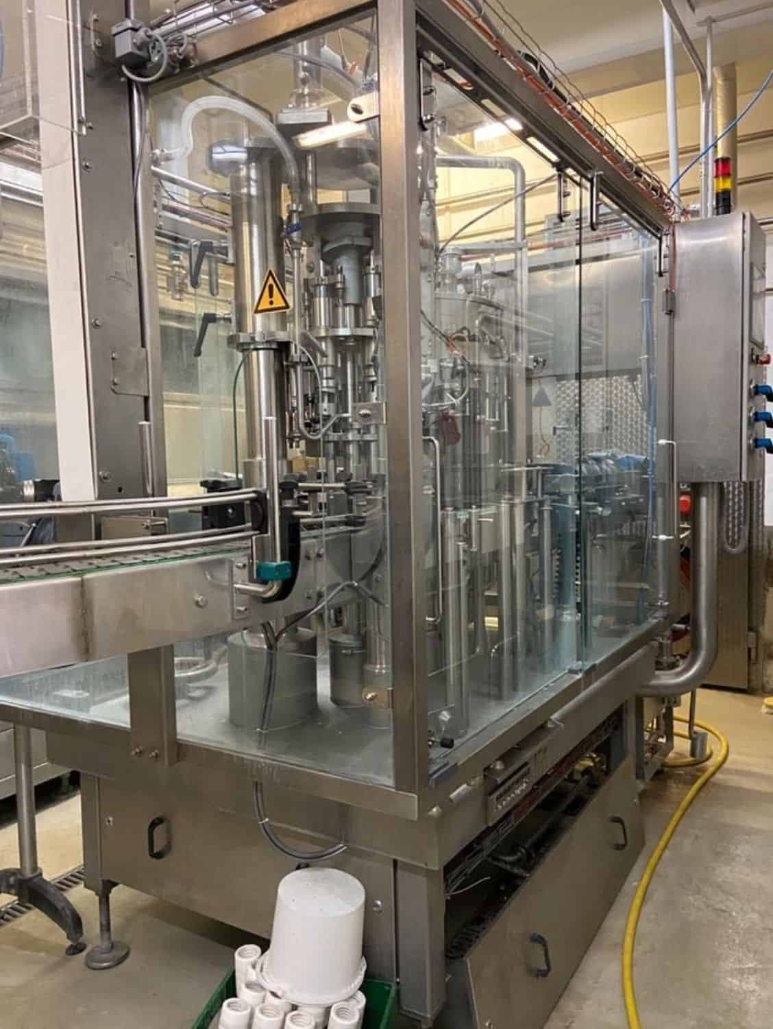 Vista derecha de Nagel, PAC, Juwatec, ICS Línea de llenado de vidrio retornable para cerveza, refrescos