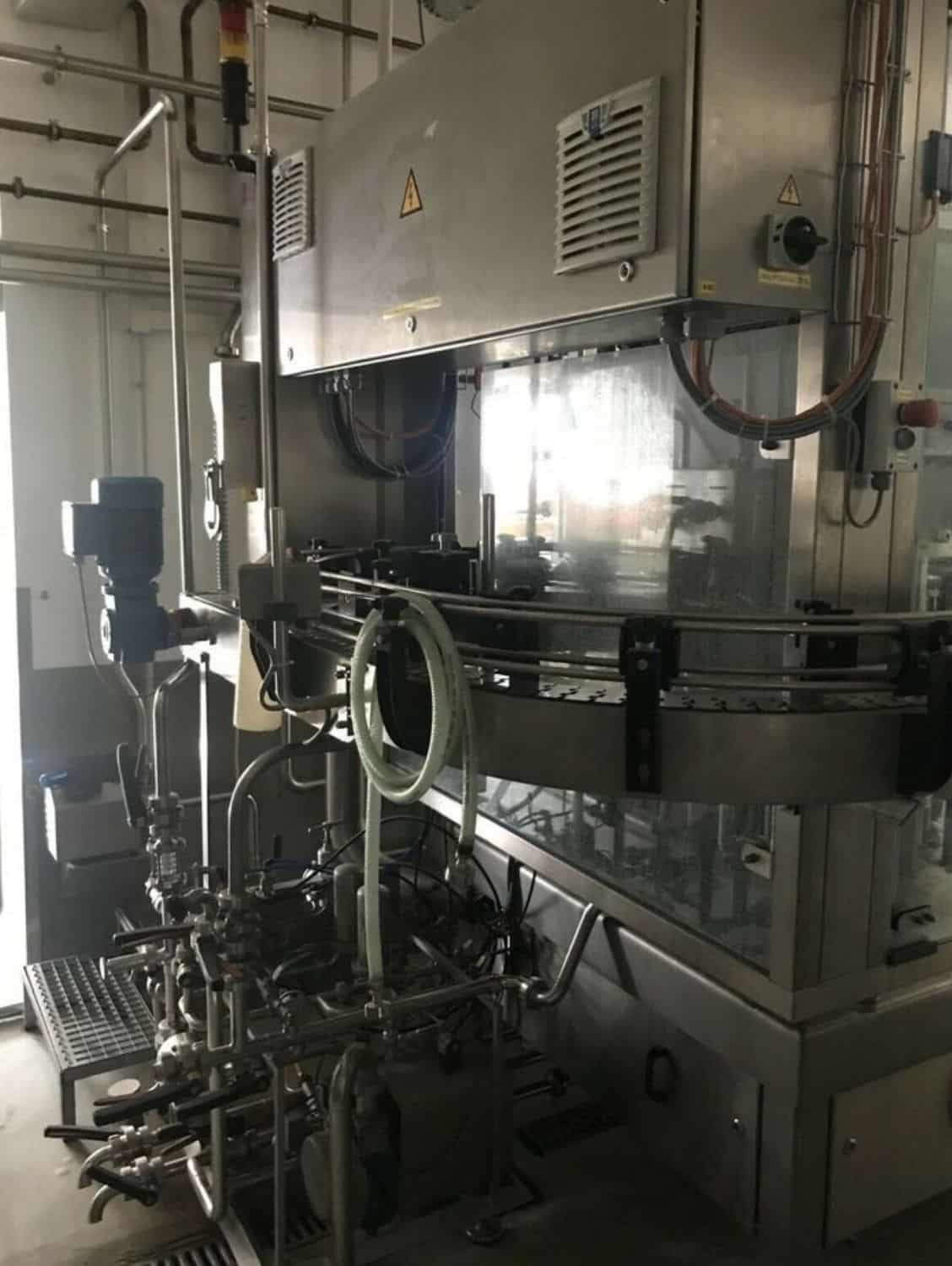 Vista izquierda de Nagel, PAC, Juwatec, ICS Línea de llenado de vidrio retornable para cerveza, refrescos