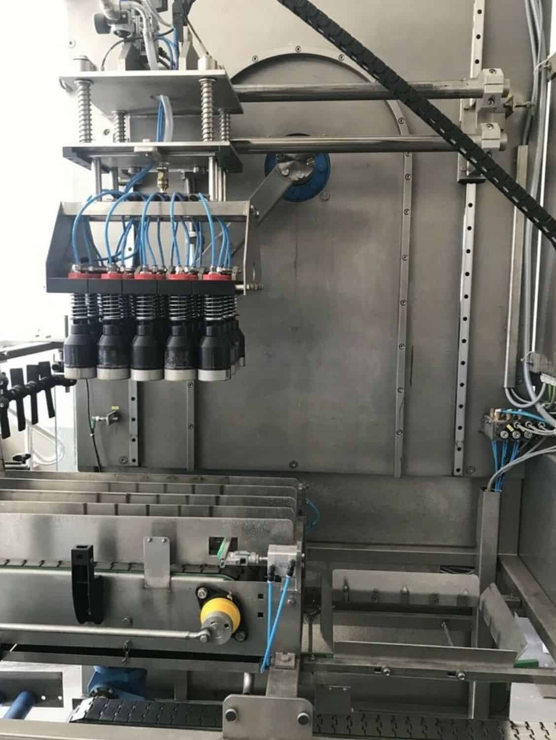 Vista izquierda de Nagel, PAC, Juwatec, ICS Línea de llenado de vidrio retornable para cerveza, refrescos