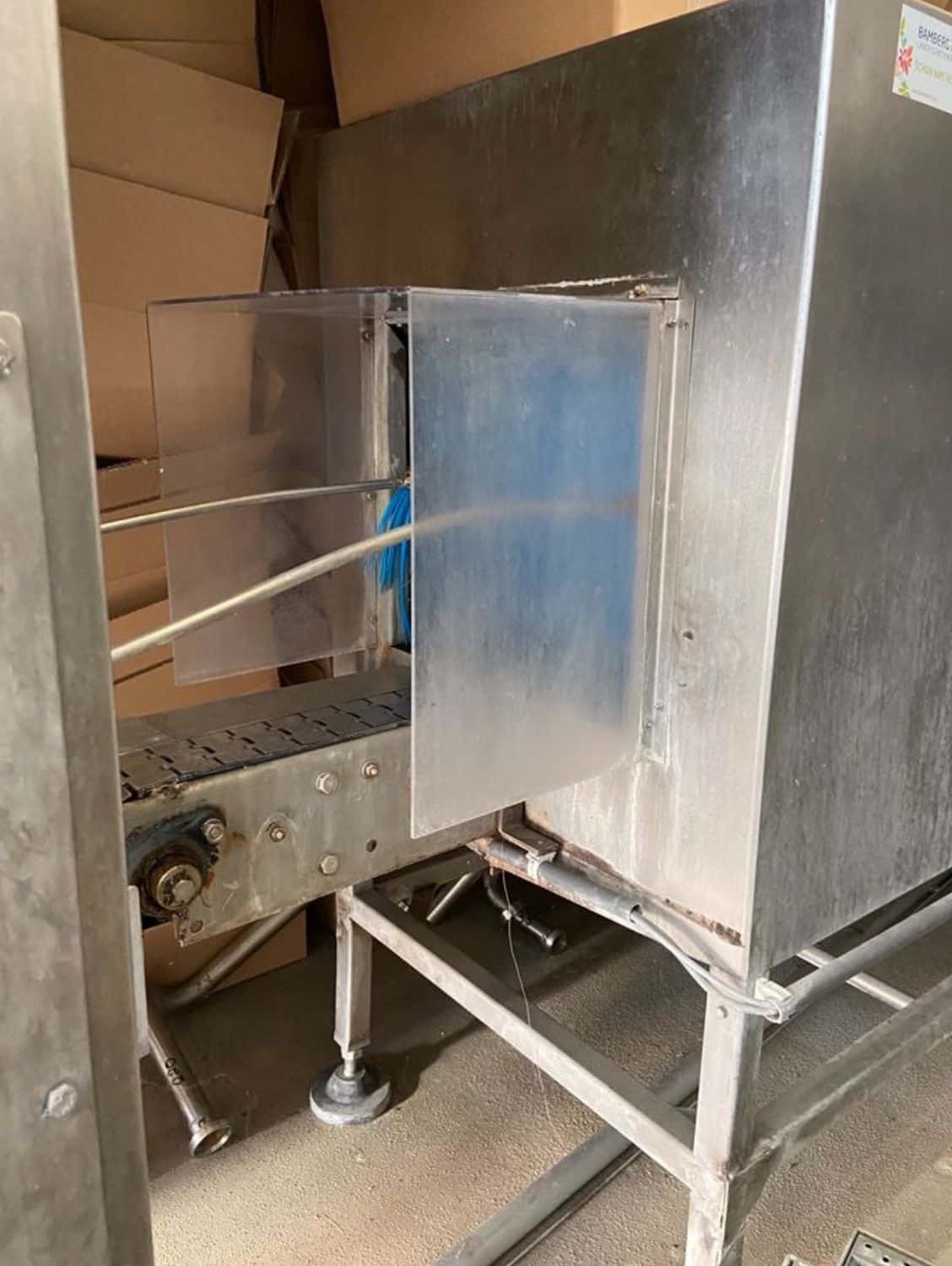 Vista derecha de Nagel, PAC, Juwatec, ICS Línea de llenado de vidrio retornable para cerveza, refrescos