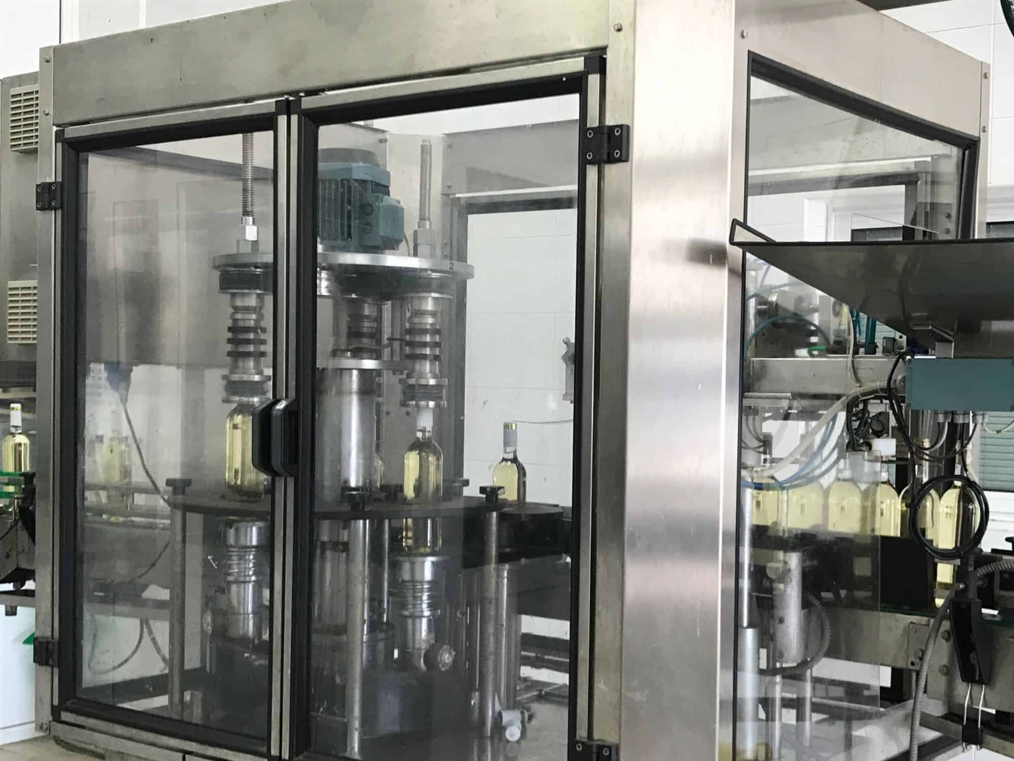 Vista izquierda de Cortelazzi Fintec Arol Línea de vidrio desechable para vinos y licores