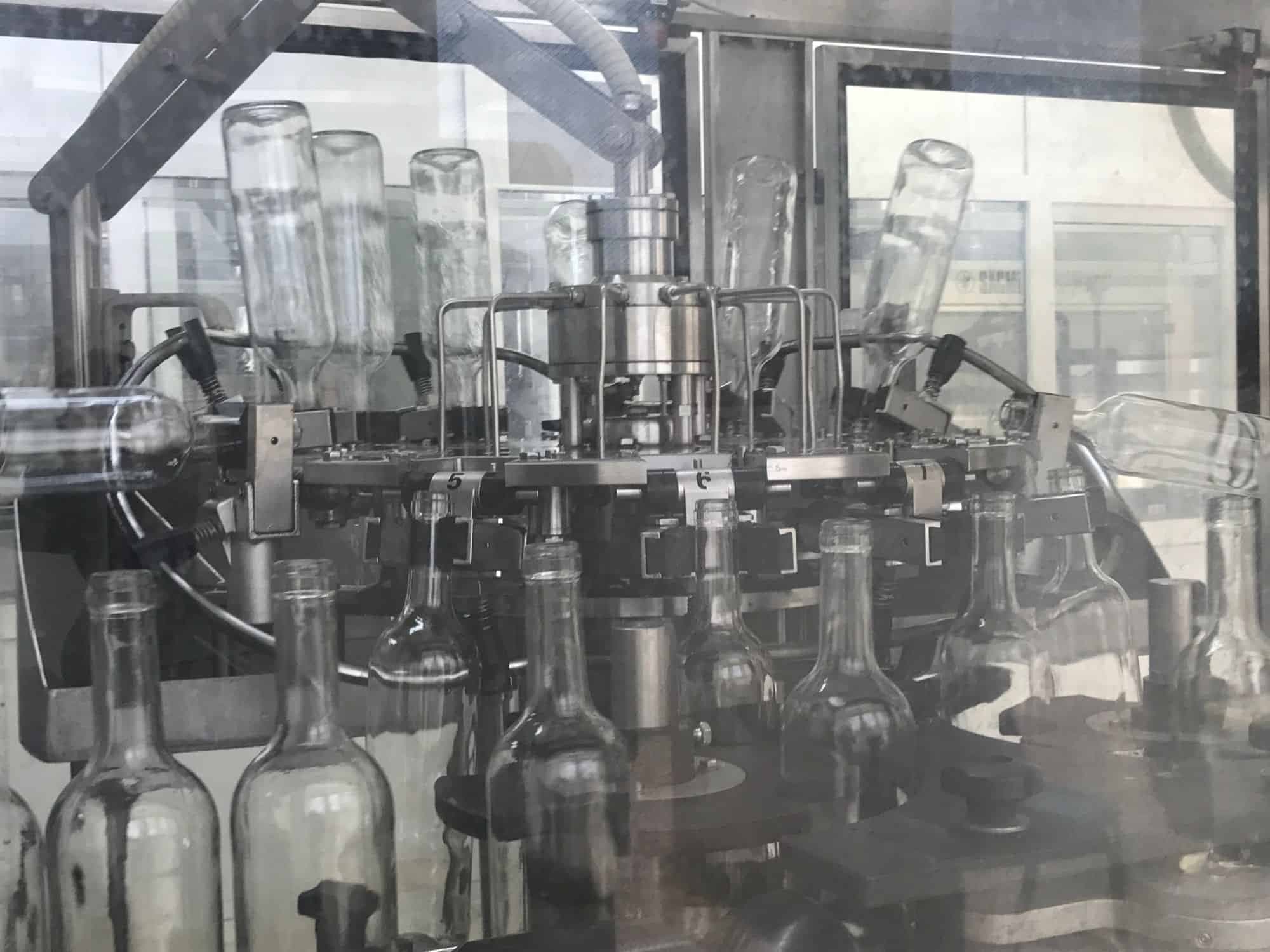 Vista derecha de Cortelazzi Fintec Arol Línea de vidrio desechable para vinos y licores