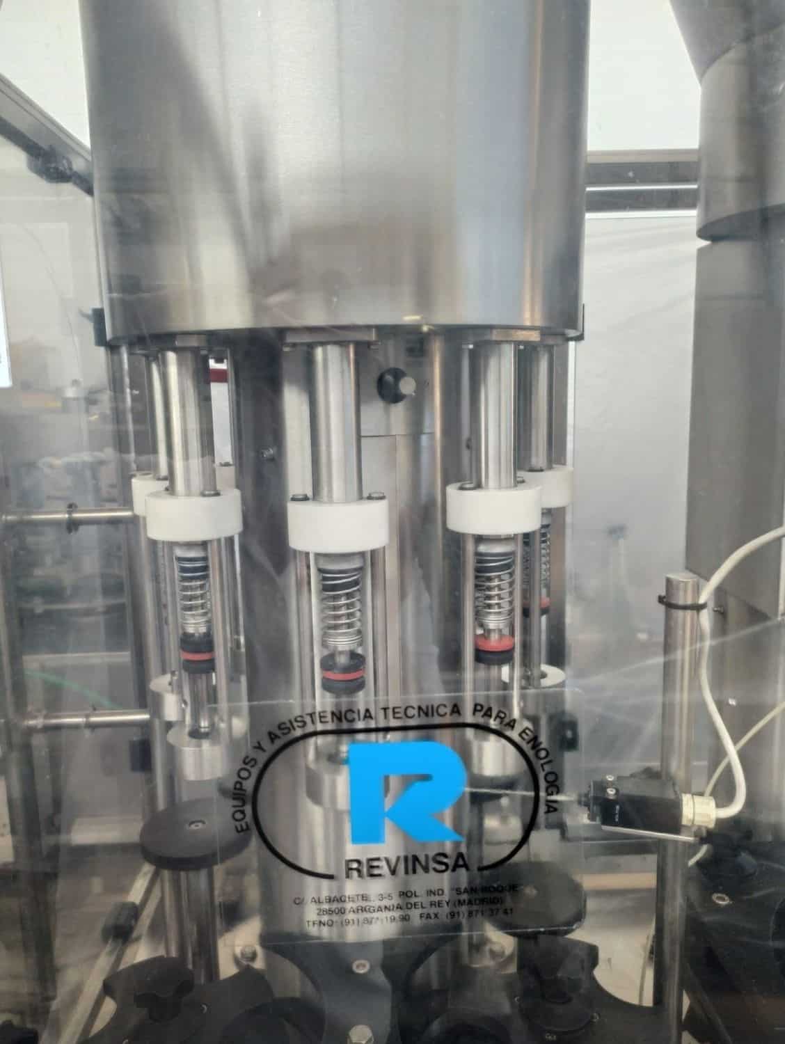 Sala de trabajo de la línea de llenado Revinsa para botellas de vidrio no retornables