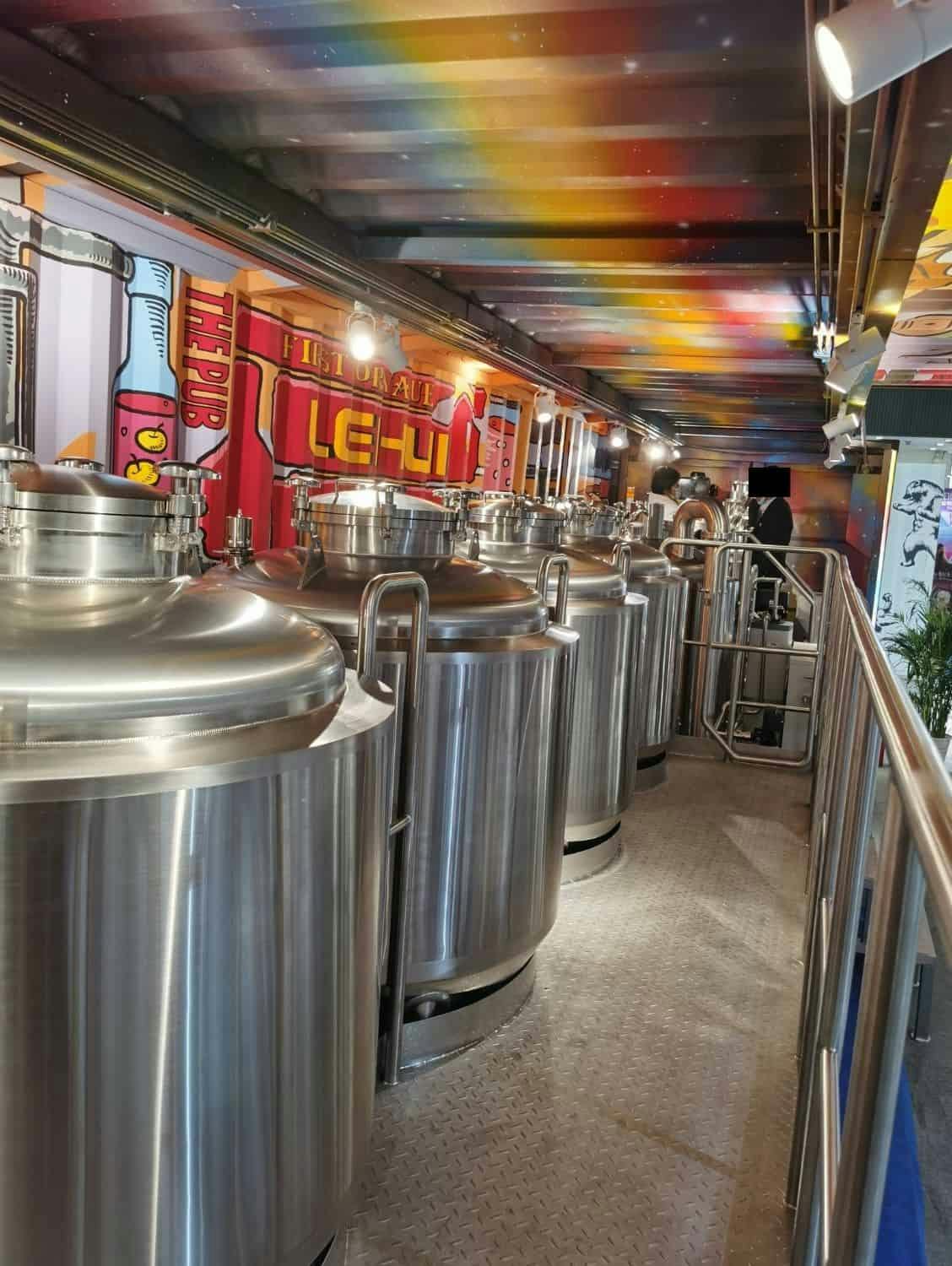 Vista lateral de la cervecería Lehui